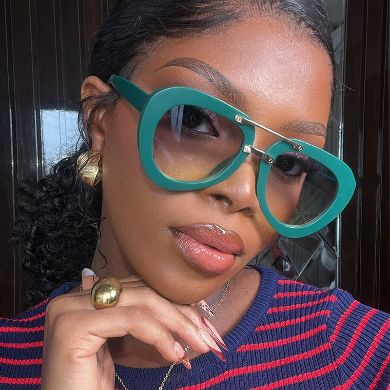 Women's extravagant sunglasses in modern heart design Skanto