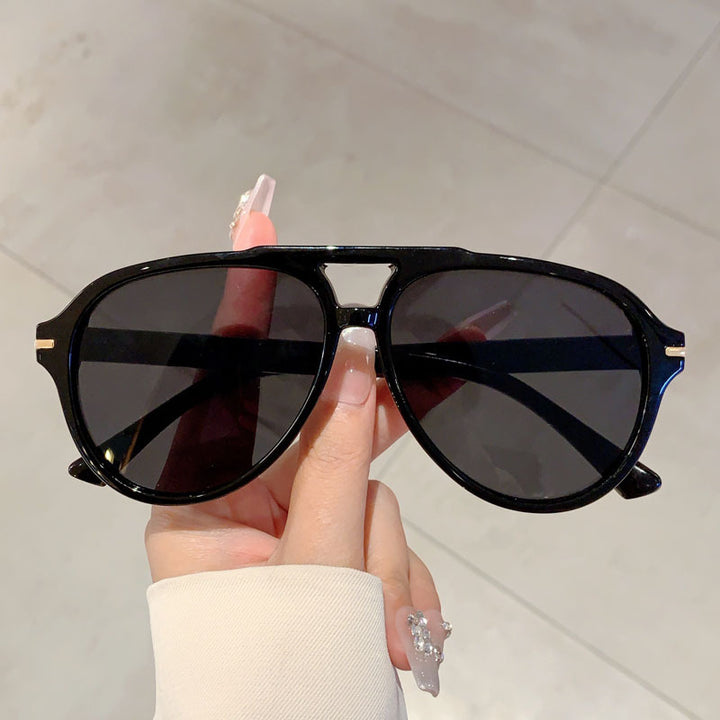 Women's stylish sunglasses with a striking design Skanto