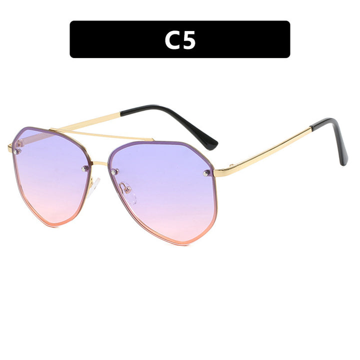 Dame geometrisk solbrille med filigran ramme Skanto