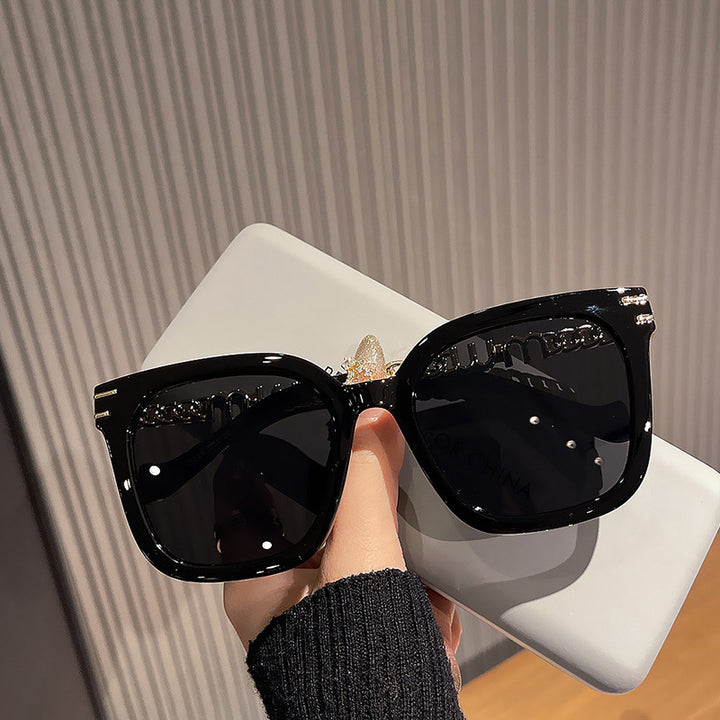 Women's trendy square sunglasses with elegant frame and stylish gold accent Skanto