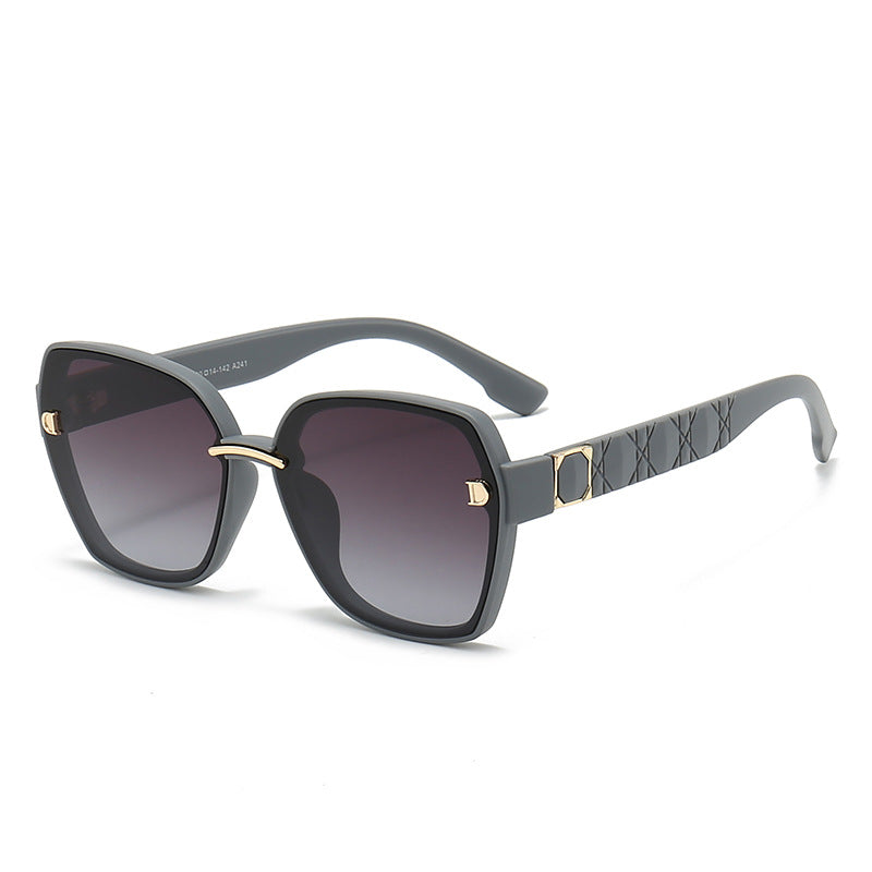 Dame solbrille med stilfull, kvadratisk ramme og elegante detaljer Skanto