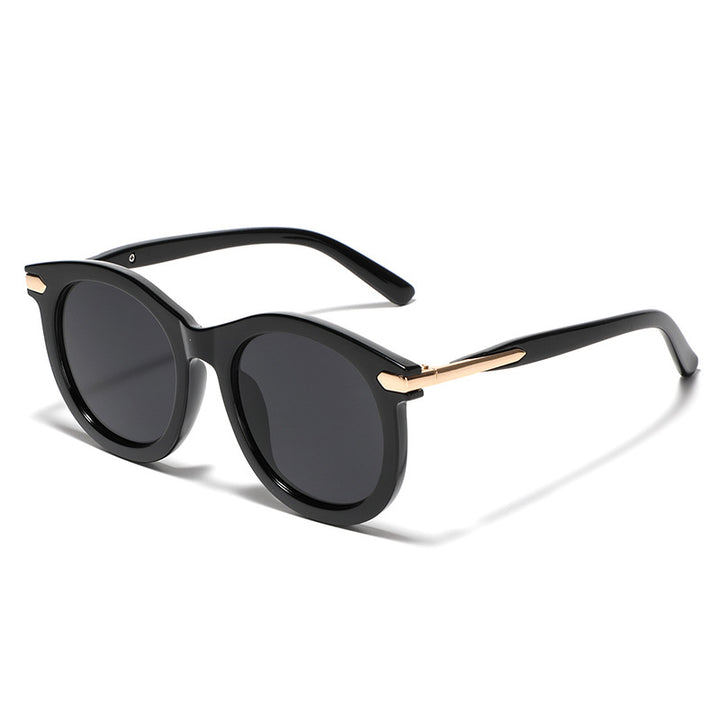 Dame moteriktig solbrille med gjennomsiktig ramme og gull accenter Skanto