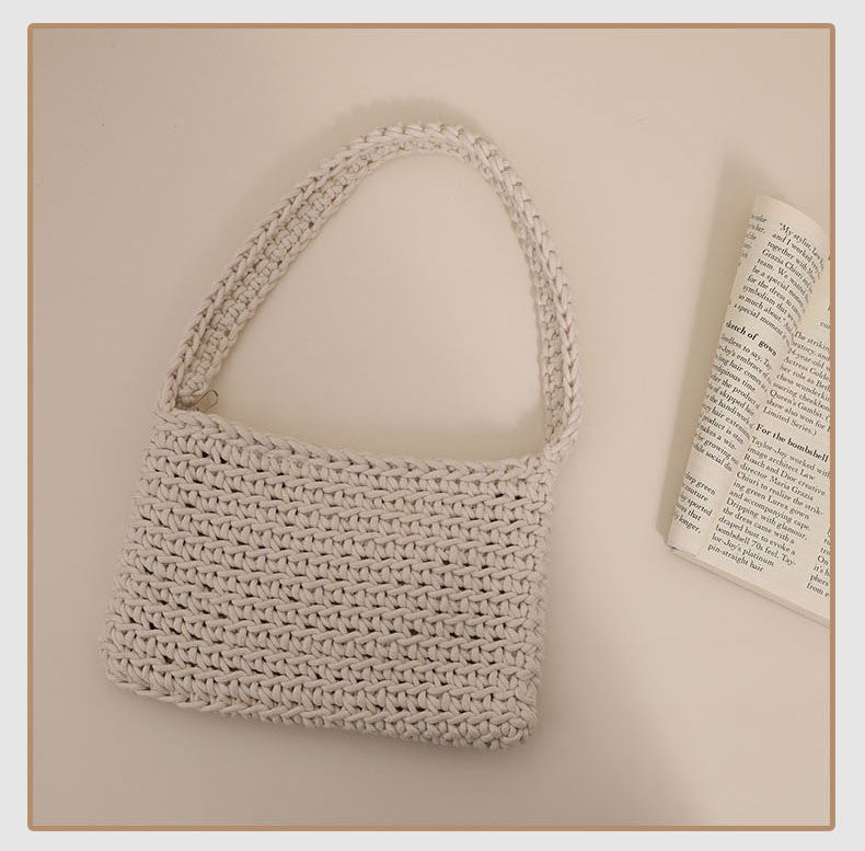 Handmade straw shoulder bag with textured design Skanto