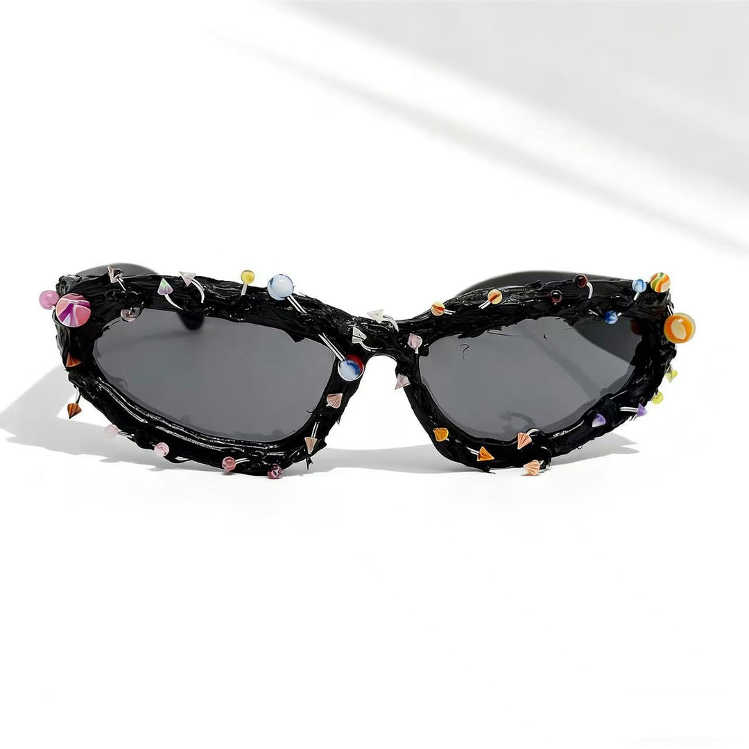 Dame solbrille med kreativ dekor og markant ramme Skanto