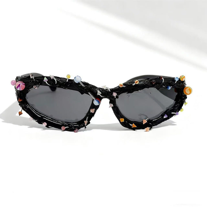 Dame solbrille med kreativ dekor og markant ramme Skanto