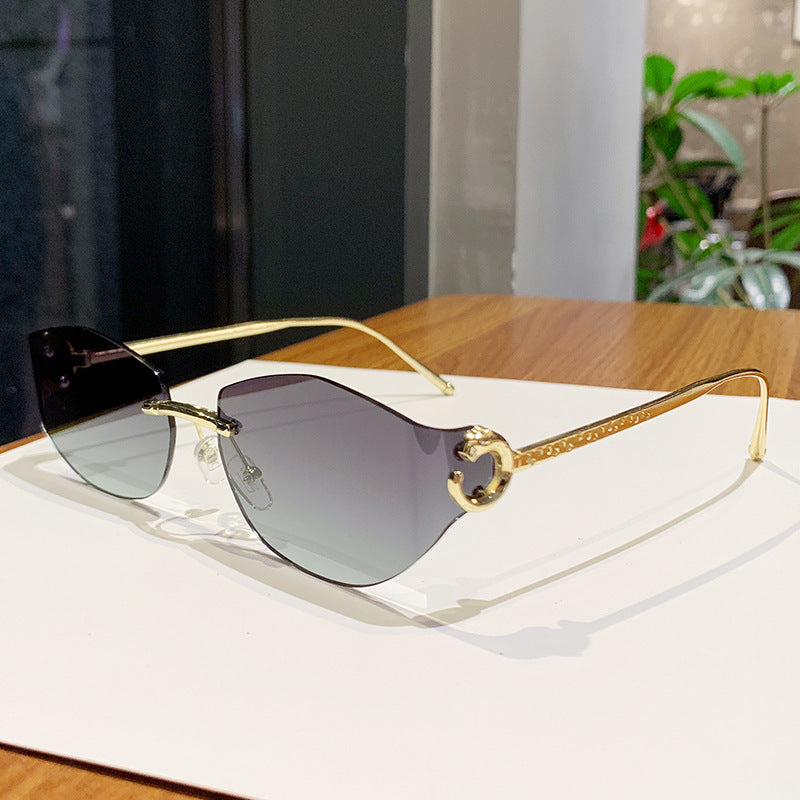 Dame moteriktig solbrille med innovativt sjakkert design Skanto