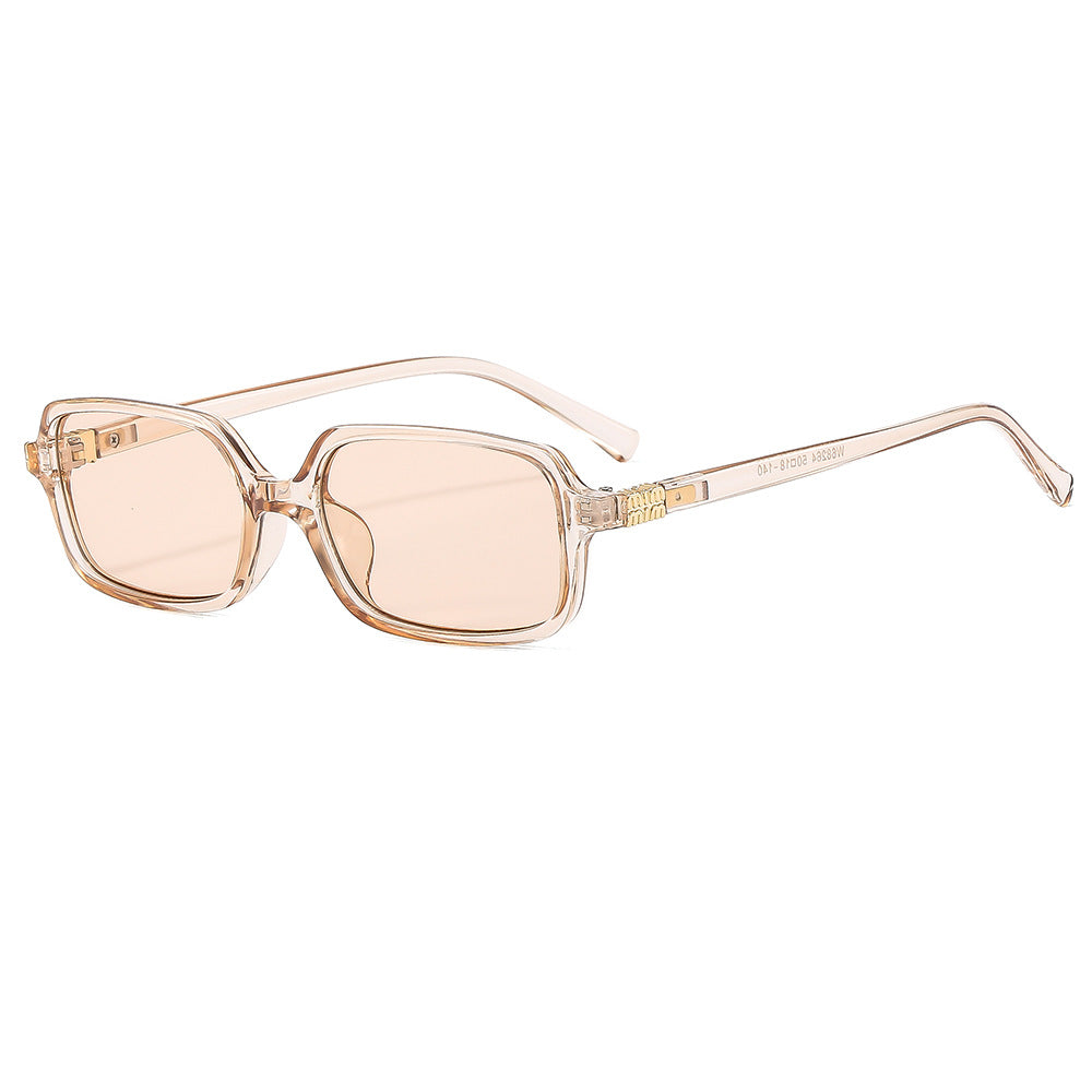 Dame moteriktig solbrille med elegant plastramme og originalt design Skanto