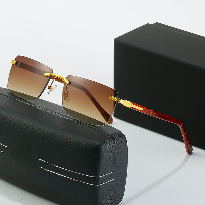 Dame moteriktig solbrille med stilren, firkantet ramme og elegante metallkanter Skanto