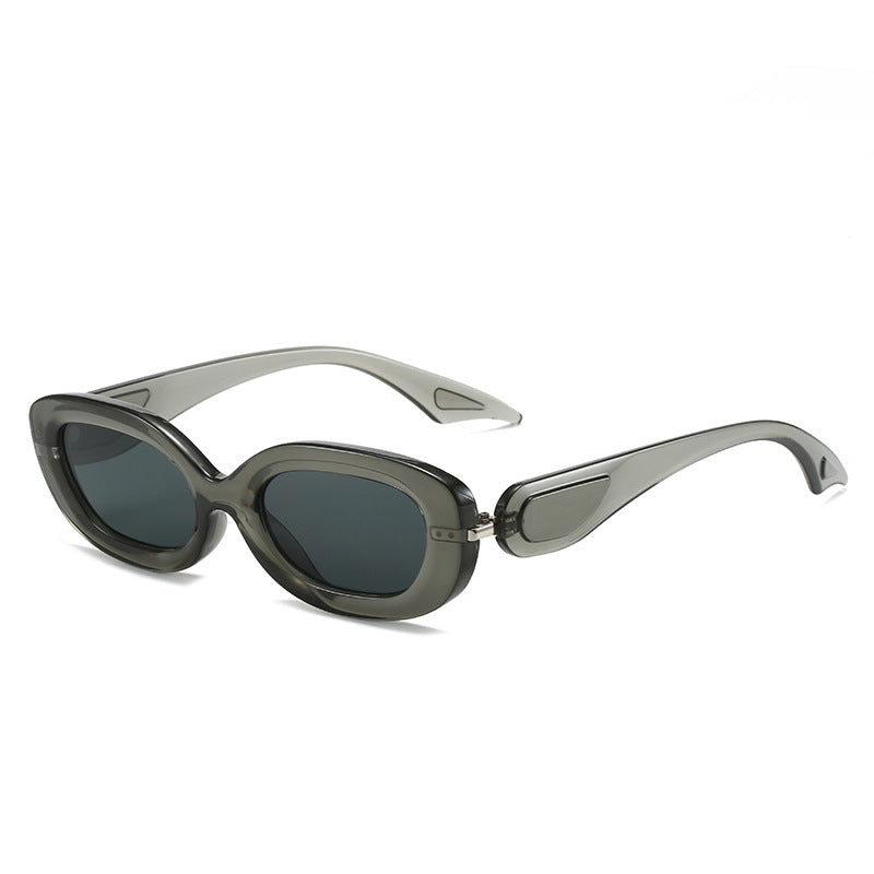 Dame moteriktig solbrille med stilfull, buet ramme Skanto