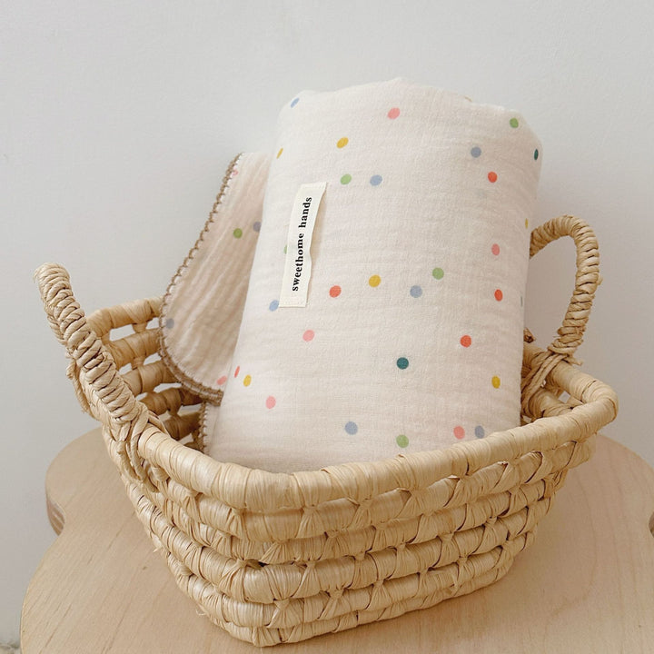 Unisex Musselinteppe med delikat blomsterdesign og elegante volanger Skanto