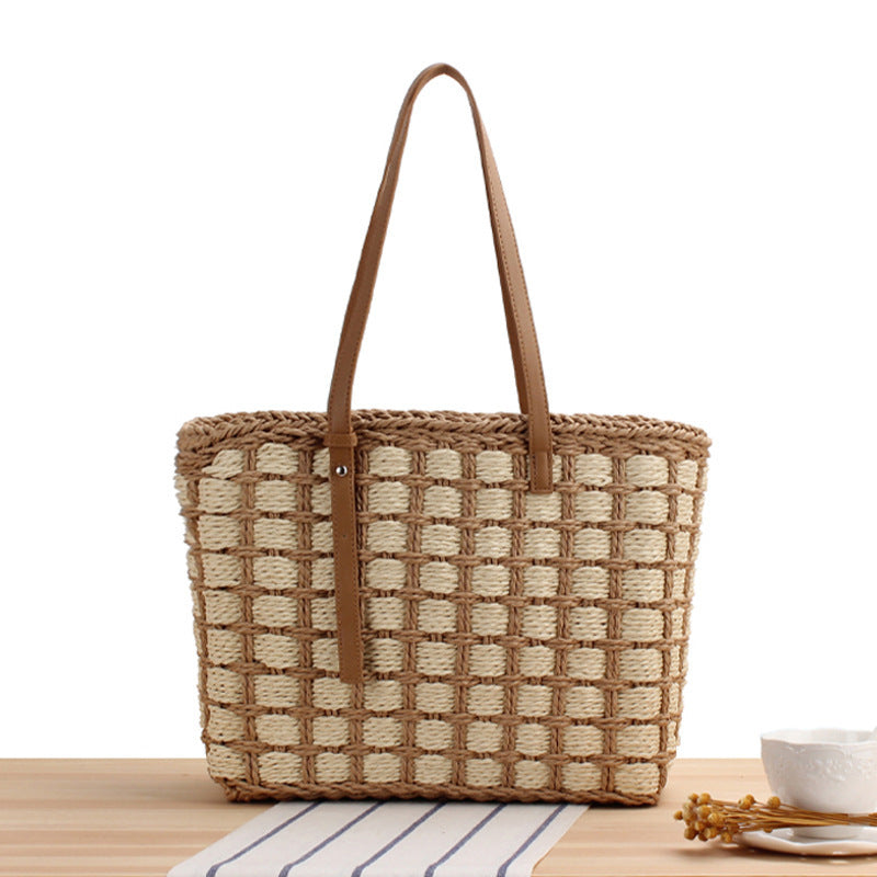 Hand-knotted tote bag in natural material with elegant leather handles Skanto