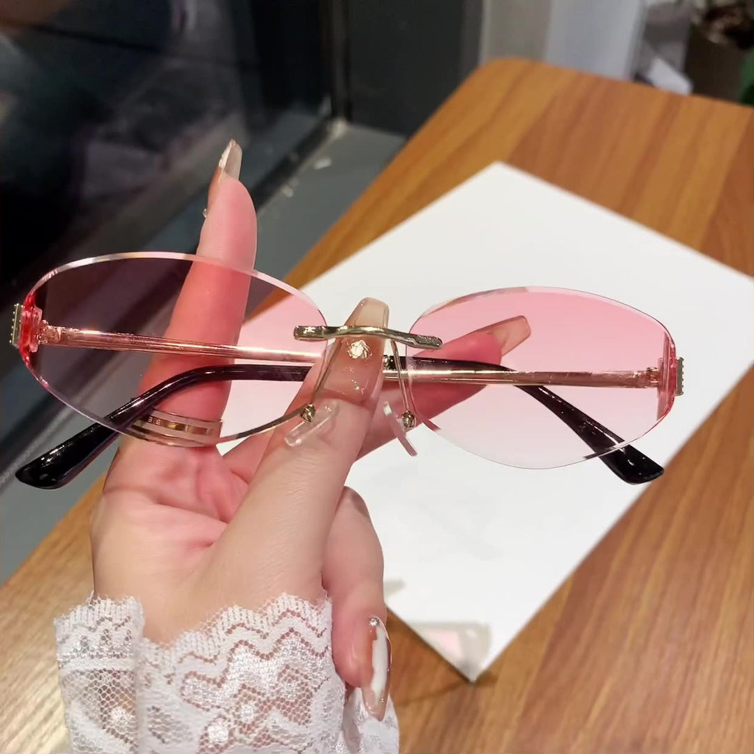 Dame solbriller i moderne oval design med kontrasterende ramme Skanto