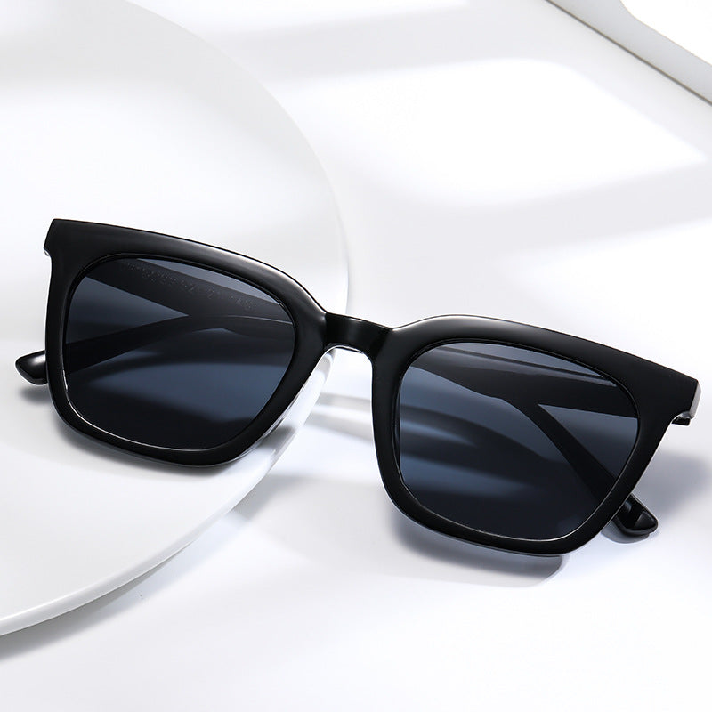 Dame moteriktig solbrille med kraftig dyremotiv Skanto