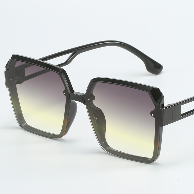 Dame moteriktig kvadratisk solbrille med filigran design Skanto