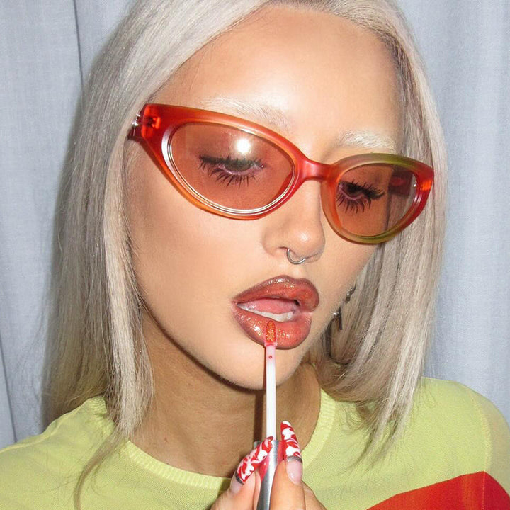 Women's extravagant sunglasses with curved design Skanto