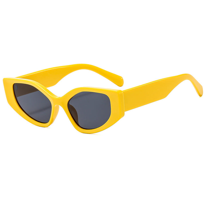 Dame moteriktig solbrille med moderne, vidvinklet ramme Skanto