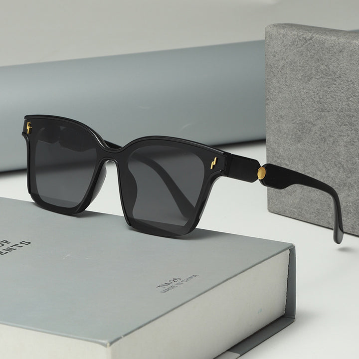 Dame Stilig solbrille med stilramme Skanto