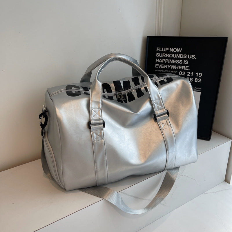 Sporty reiseveske med romslig innvendig rom og slitesterk materiale Skanto