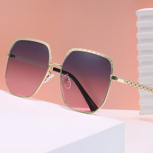 Dame moteriktig solbrille med firkantet ramme og stilige detaljer Skanto