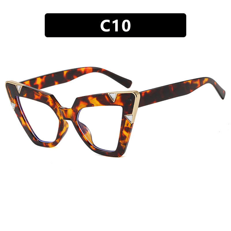 Women's Cat-Eye Sunglasses with Luxurious Motif and Protective UV Filter Skanto