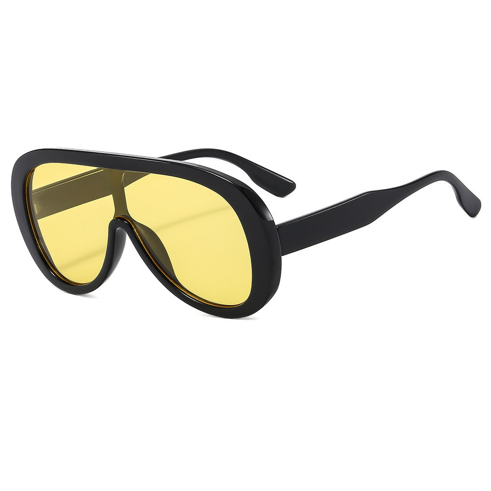 Dame moteriktig solbrille med bred ramme Skanto
