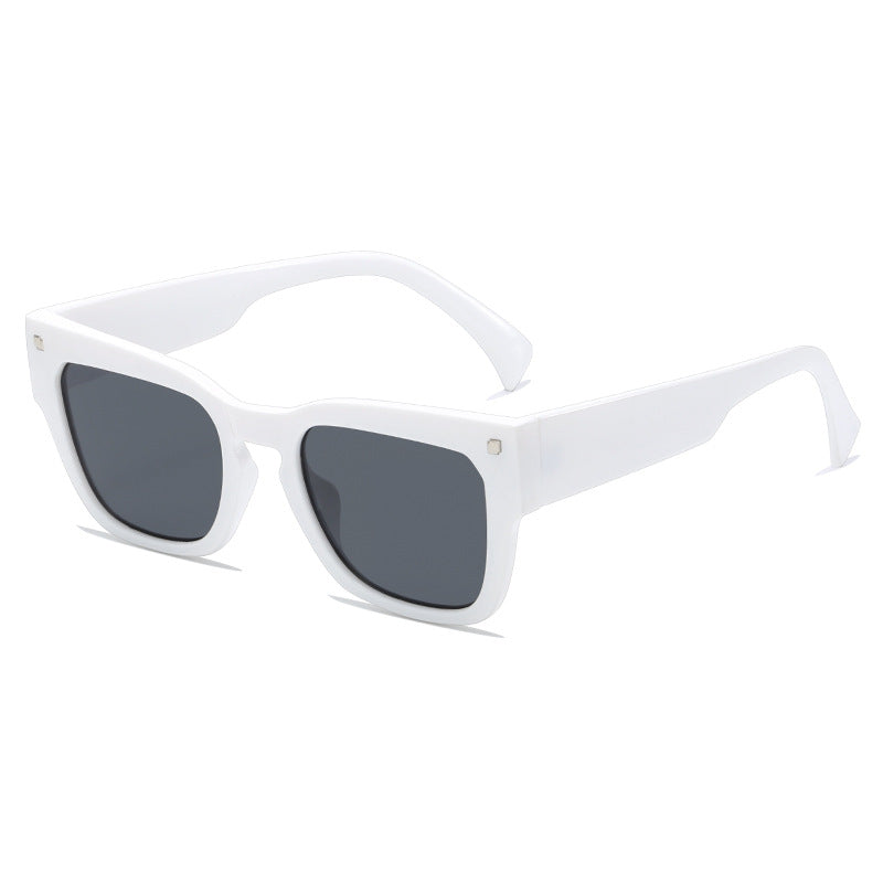 Dame moteriktig solbrille i trendy kvadratisk design Skanto