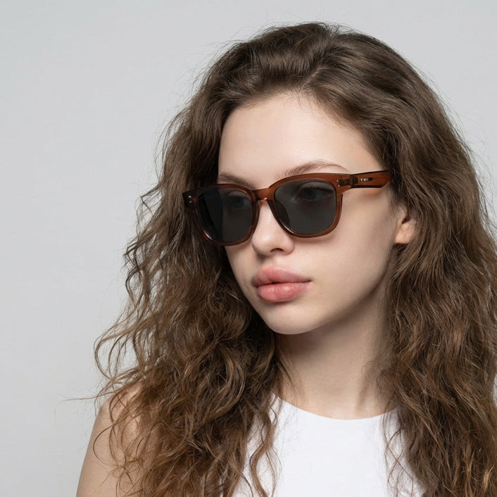 Dame kvadratisk solbrille med komfortabel passform og stilfullt design Skanto