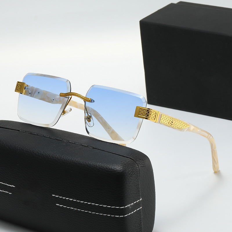 Damer elegant solbrille med luksuriøs, glitrende ramme Skanto
