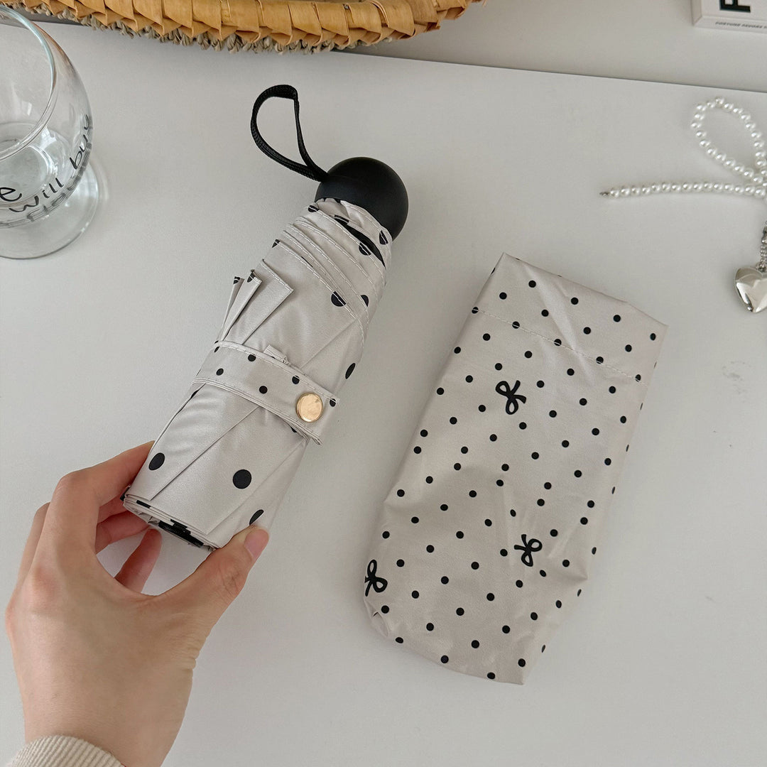 Dame kompakt paraply med stilfull prikkedesign Skanto