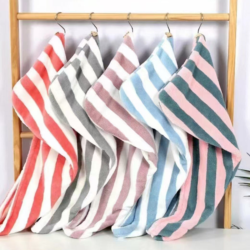 Høykvalitets frotté badehåndkle med stilfullt stripemønster Skanto