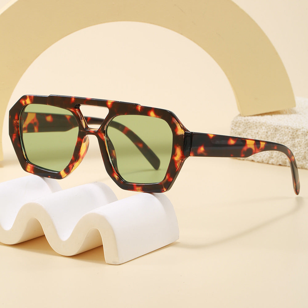 Dame geometrisk solbrille i ekstravagant design Skanto