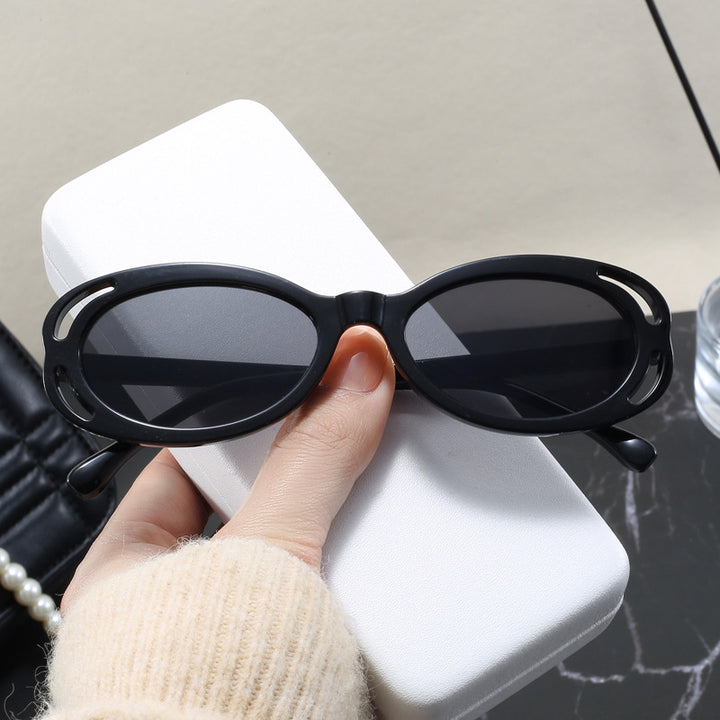 Damen modische solbrille med oval ramme og unikt design Skanto