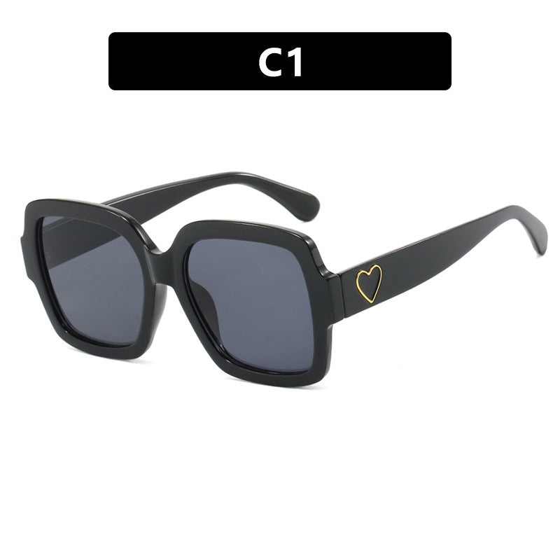 Dame firkantet solbrille med leken hjerte detalj Skanto