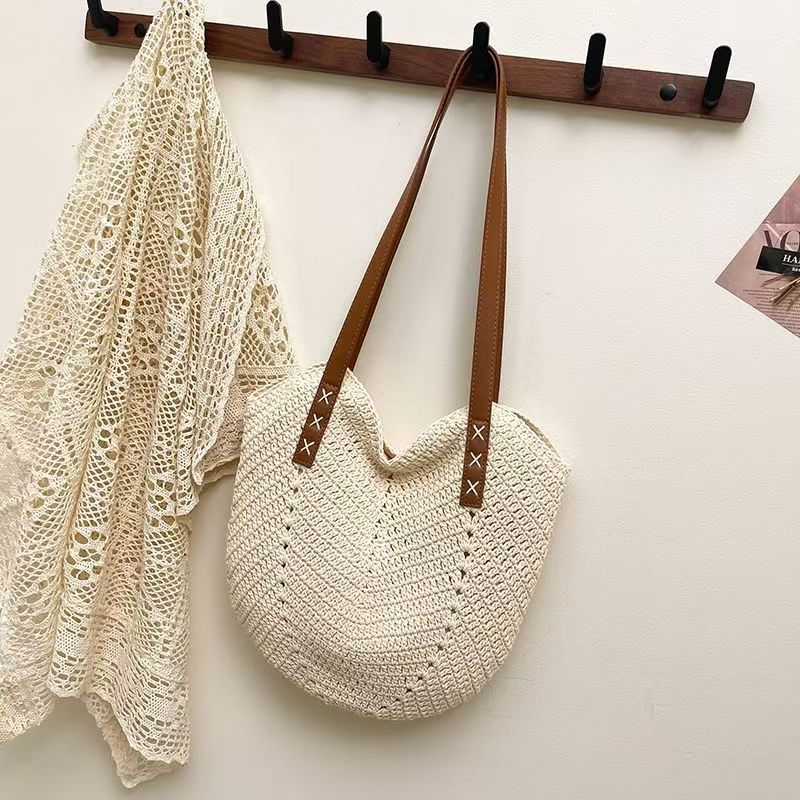 Håndlaget strandveske med elegante lærhåndtak Skanto
