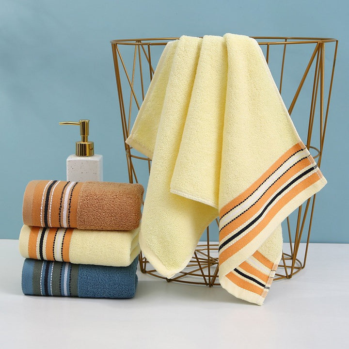 Premium Frottéhåndkle med elegant striperåndbord.