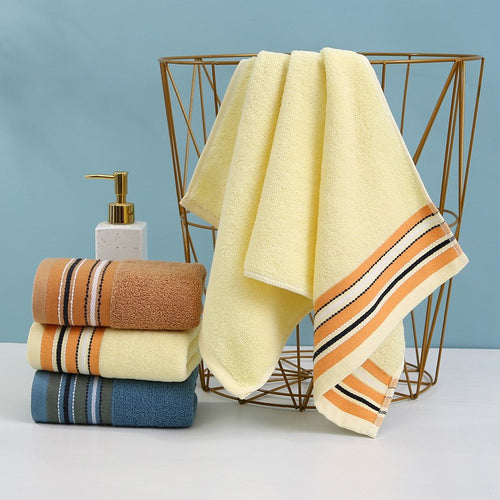 Premium Frottéhåndkle med elegant striperåndbord.