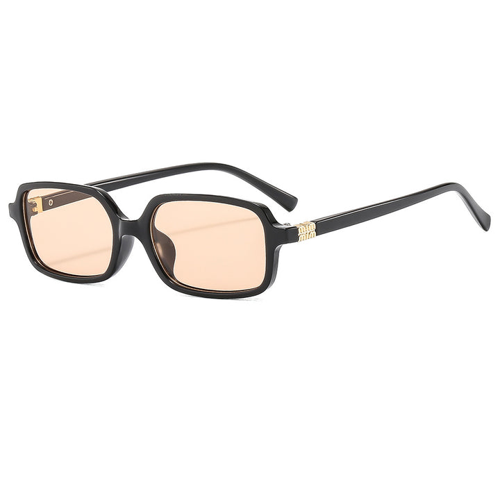 Dame moteriktig solbrille med elegant plastramme og originalt design Skanto