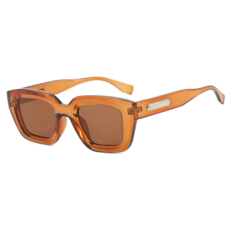 Dame kvadratisk solbrille med gjennomsiktig ramme og brune glass Skanto