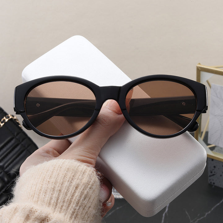 Dame Cat-Eye solbriller med eksotisk design og robust ramme Skanto