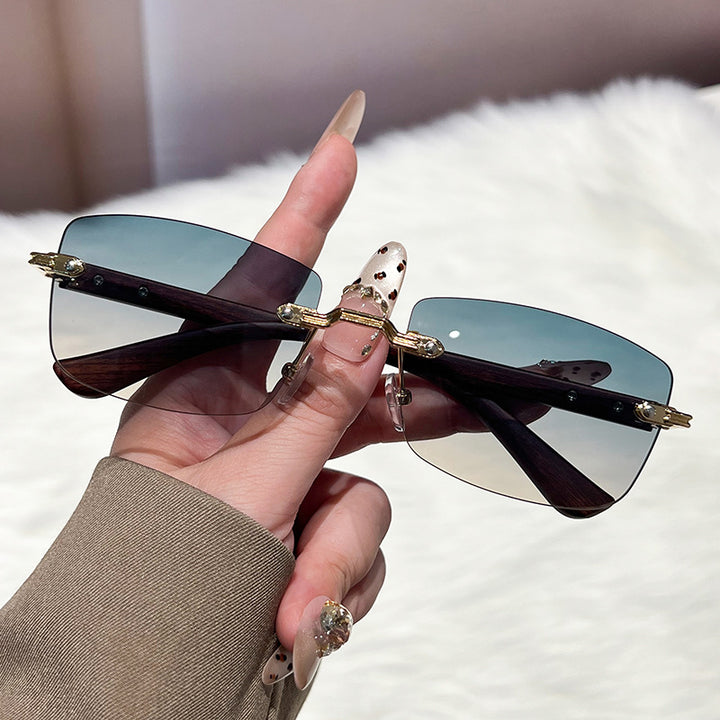 Dame ekstravagant moteriktig solbrille med innovativ ramme Skanto
