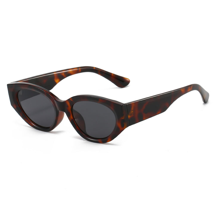 Dame Cat-Eye solbrille med moderne, transparent ramme og UV-beskyttelse Skanto
