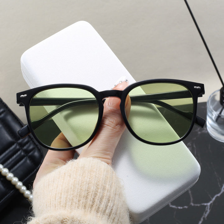 Dame stylish solbrille med transparent ramme og elegant design Skanto