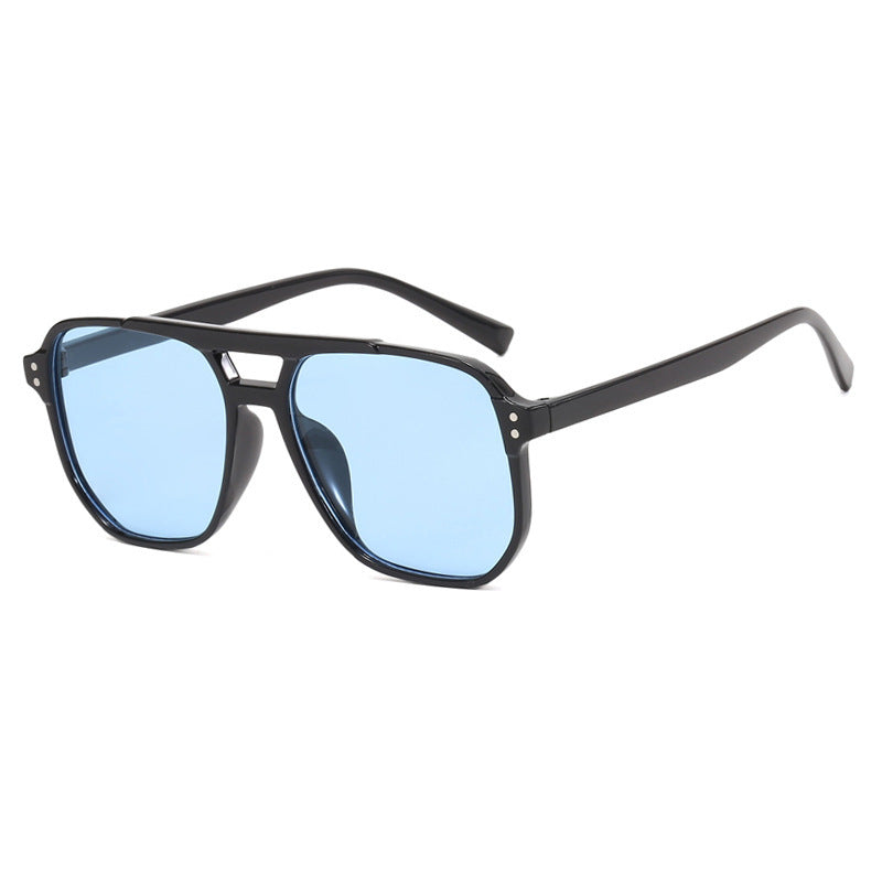 Dame moteriktig solbrille med kantet ramme Skanto