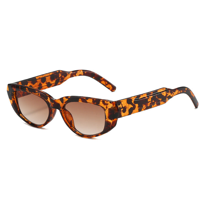 Dame moteriktig solbrille i cat-eye stil med eksentrisk silhuett Skanto