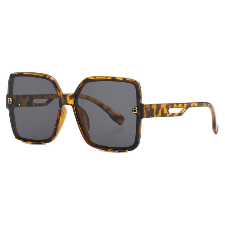 Dame moteriktig oversized solbrille med ekstravagante aksenter Skanto