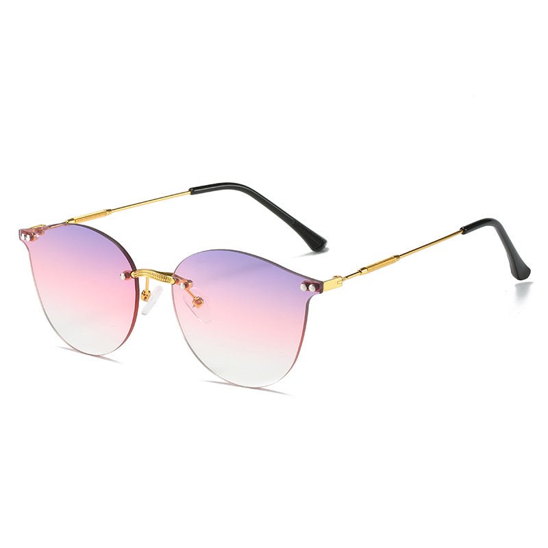 Dame moteriktig solbrille med innovativ metallramme og fleksibel nesestøtte Skanto