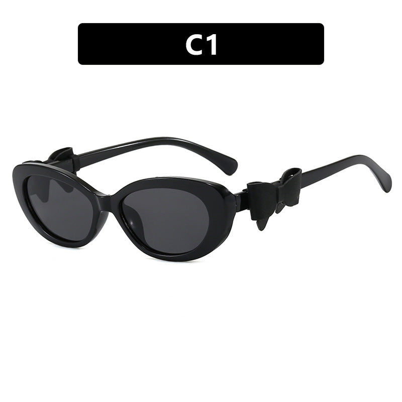 Dame moteriktig solbrille med lekent sløyfedesign Skanto