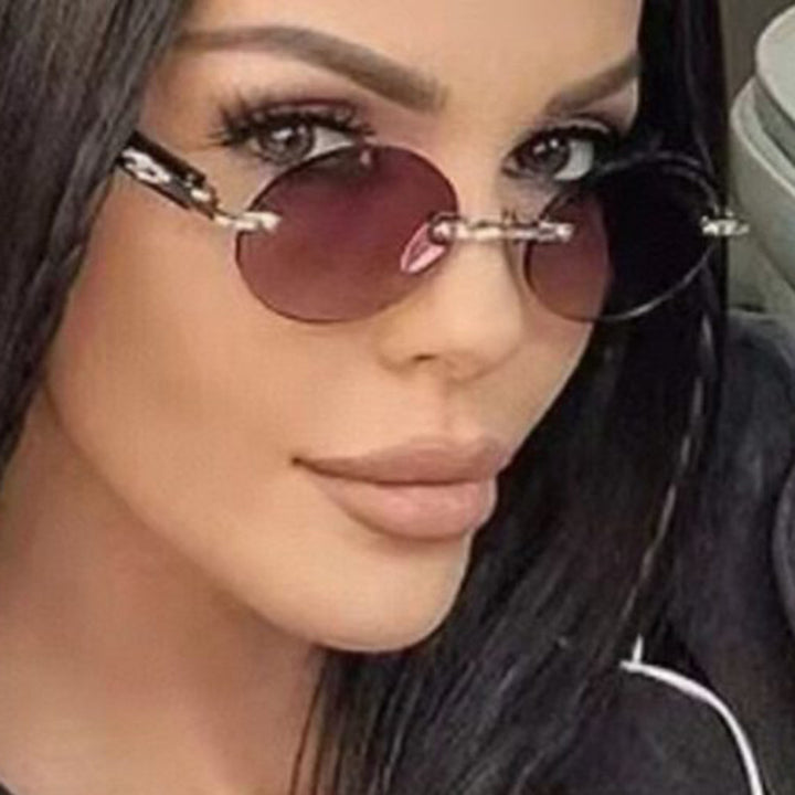 Dame rund solbrille med elegant treinnramme og UV-beskyttelse Skanto