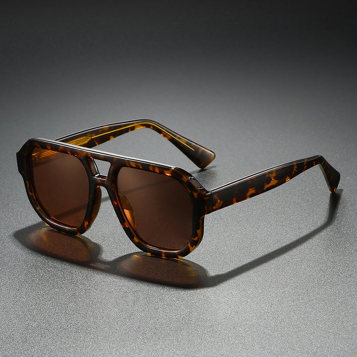 Dame solbrille i moderne urban design med bred kant Skanto