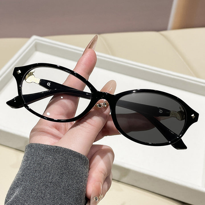 Dame motekunstig brille i elegant ova-design med gyldne aksenter Skanto
